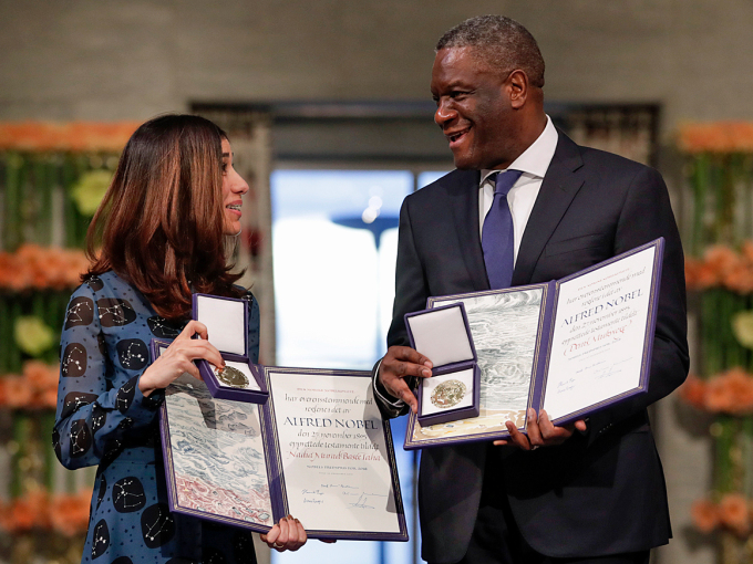 Nadia Murad ja Denis Mukwege vuostáiváldiba Nobel ráfibálkkašumi Oslo ráđđeviesus. Govva: Håkon Mosvold Larsen / NTB Scanpix